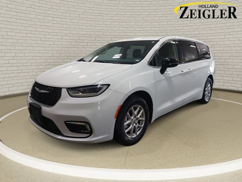 Used 2024 Chrysler Pacifica Touring-L FWD image 1