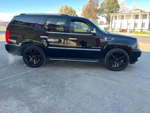Used 2011 Cadillac Escalade Luxury image 2