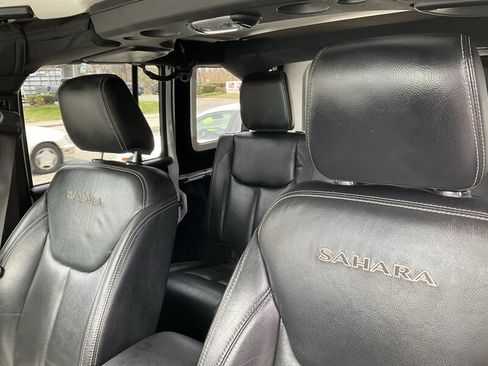 Used 2016 Jeep Wrangler Unlimited Sahara w/ Connectivity Group AWD/4WD image 21