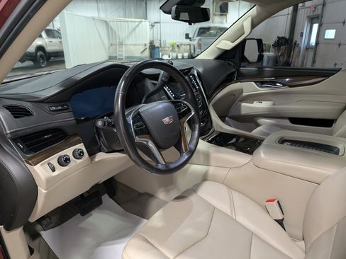 Used 2020 Cadillac Escalade ESV Luxury AWD/4WD image 15