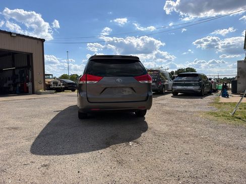 Used 2014 Toyota Sienna LE FWD image 5