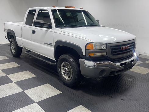 Used 2006 GMC Sierra 2500 W/T w/ Heavy-Duty Power Package AWD/4WD image 4