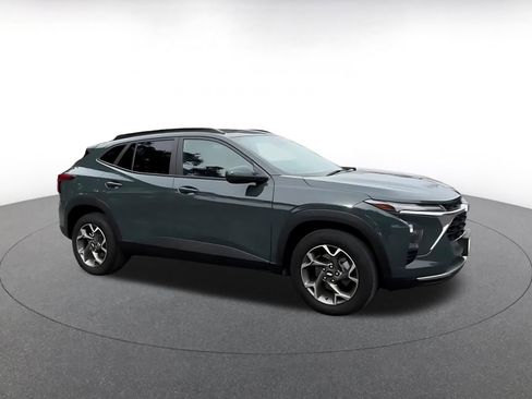 Used 2025 Chevrolet Trax LT image 2