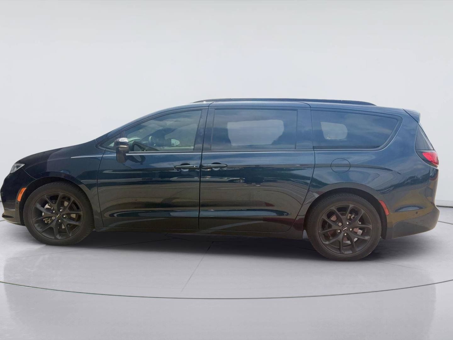 Used 2024 Chrysler Pacifica Limited w/ S Appearance Package FWD image 8
