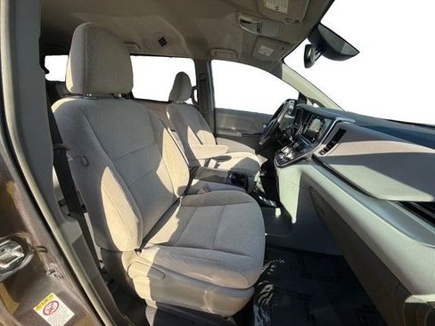Used 2019 Toyota Sienna LE w/ Carpet Mat Package image 13