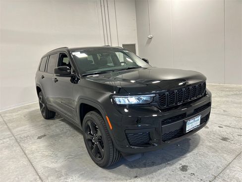 New 2025 Jeep Grand Cherokee L Altitude image 4