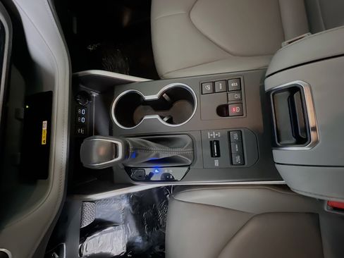 Used 2024 Toyota Highlander XLE image 25