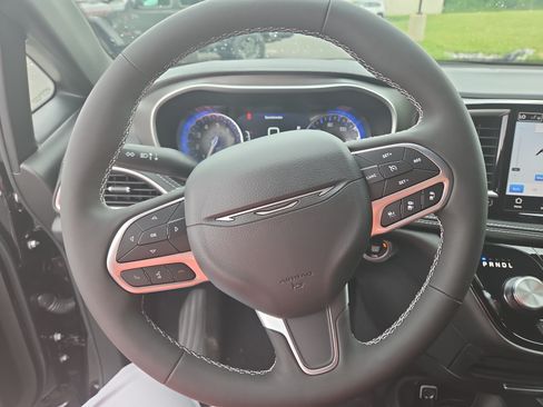 New 2027 Chrysler Pacifica Select FWD image 3