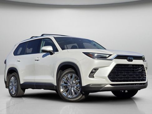 Used 2024 Toyota Grand Highlander AWD image 2