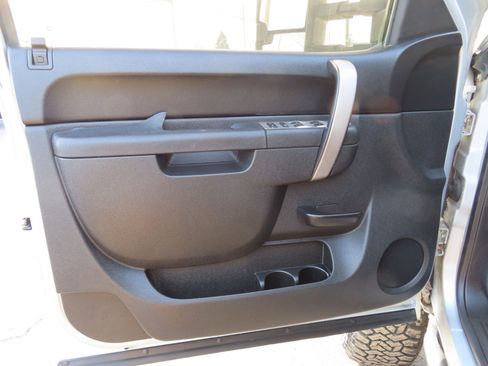 Used 2010 Chevrolet Silverado 2500 LT w/ Interior Plus Package image 19