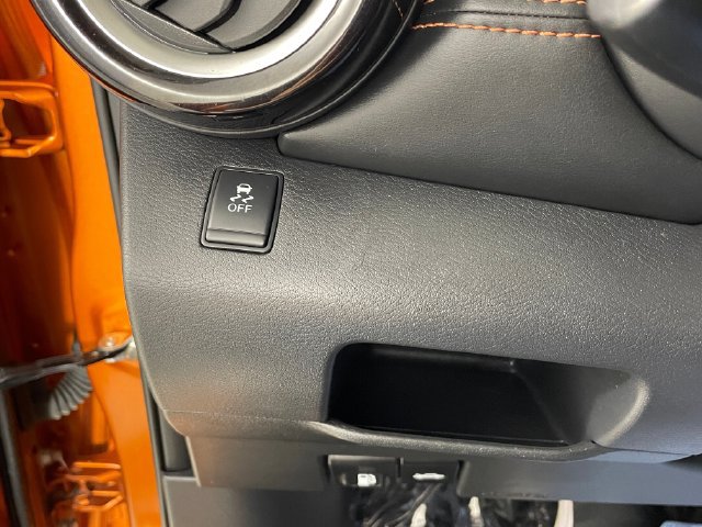 Used 2019 Nissan Kicks SR w/ SR Premium Package FWD image 15