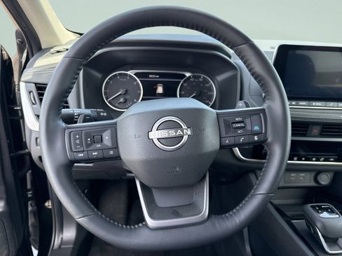 Used 2025 Nissan Rogue SV AWD/4WD image 9