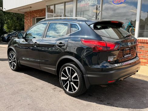 Used 2017 Nissan Rogue Sport SL AWD/4WD image 2