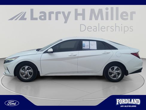 Used 2022 Hyundai Elantra SE FWD image 2