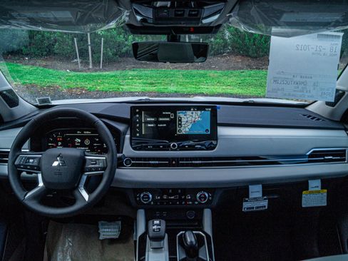 New 2025 Mitsubishi Outlander AWD image 18