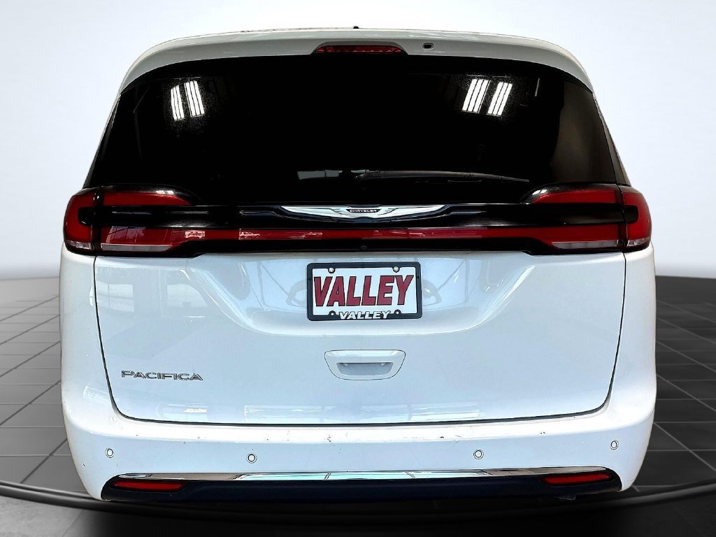 Used 2024 Chrysler Pacifica Touring-L FWD image 7