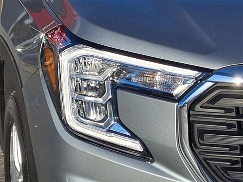 Used 2023 GMC Terrain SLE w/ Driver Convenience Package image 9