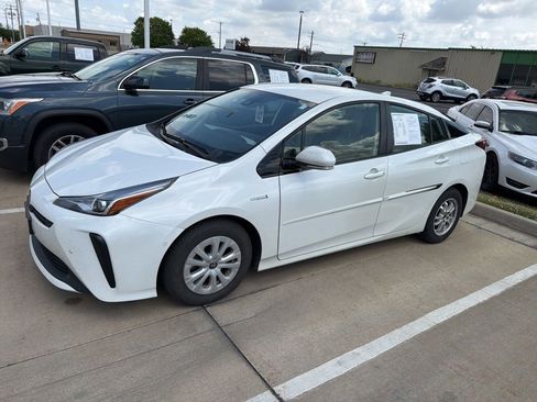 Used 2019 Toyota Prius LE FWD image 1