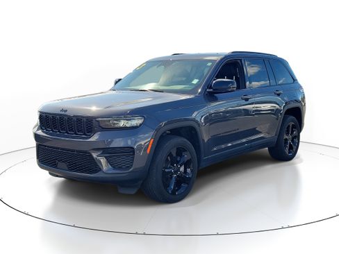 Used 2023 Jeep Grand Cherokee Altitude image 2