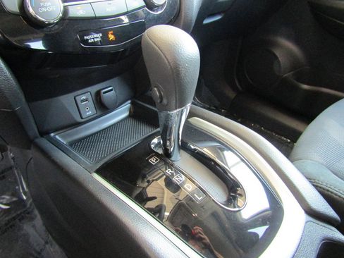 Used 2016 Nissan Rogue SV w/ SV Moonroof Package FWD image 19