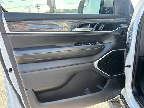Used 2022 Jeep Wagoneer Series II AWD/4WD image 17