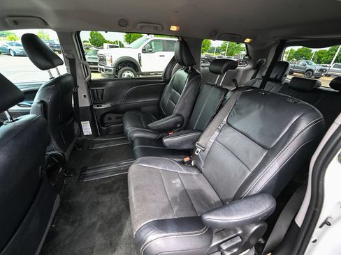 Used 2017 Toyota Sienna SE FWD image 22