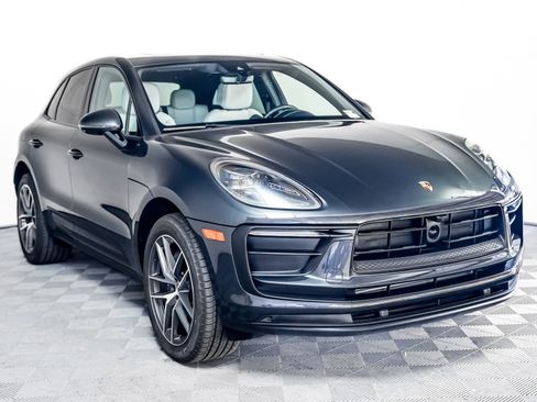 Certified 2025 Porsche Macan image 8