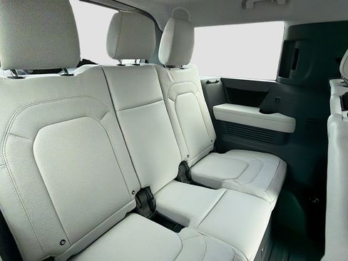 New 2026 Land Rover Defender 130 X-Dynamic SE AWD/4WD image 19