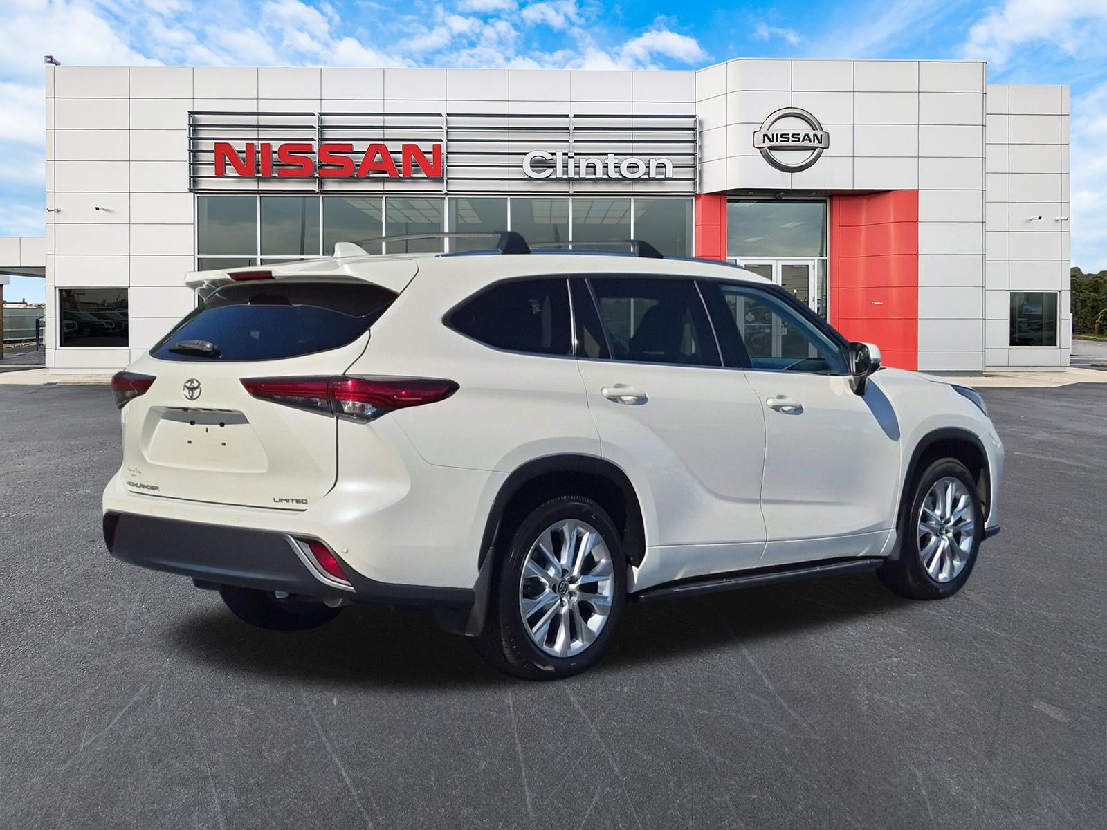 Used 2021 Toyota Highlander Limited FWD image 3