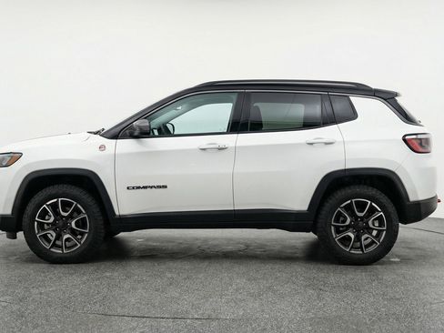 Used 2025 Jeep Compass Trailhawk image 5