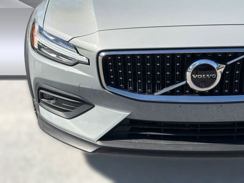 Certified 2025 Volvo V60 B5 Cross Country Plus AWD/4WD image 11