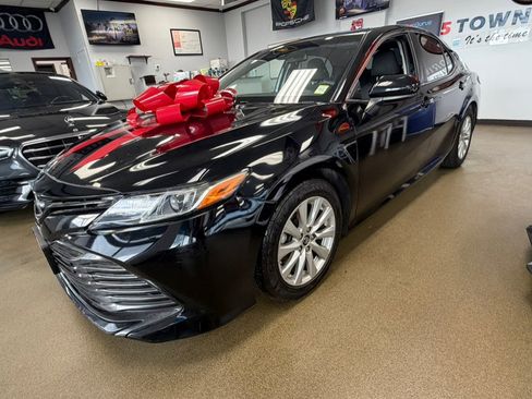 Used 2018 Toyota Camry LE image 5