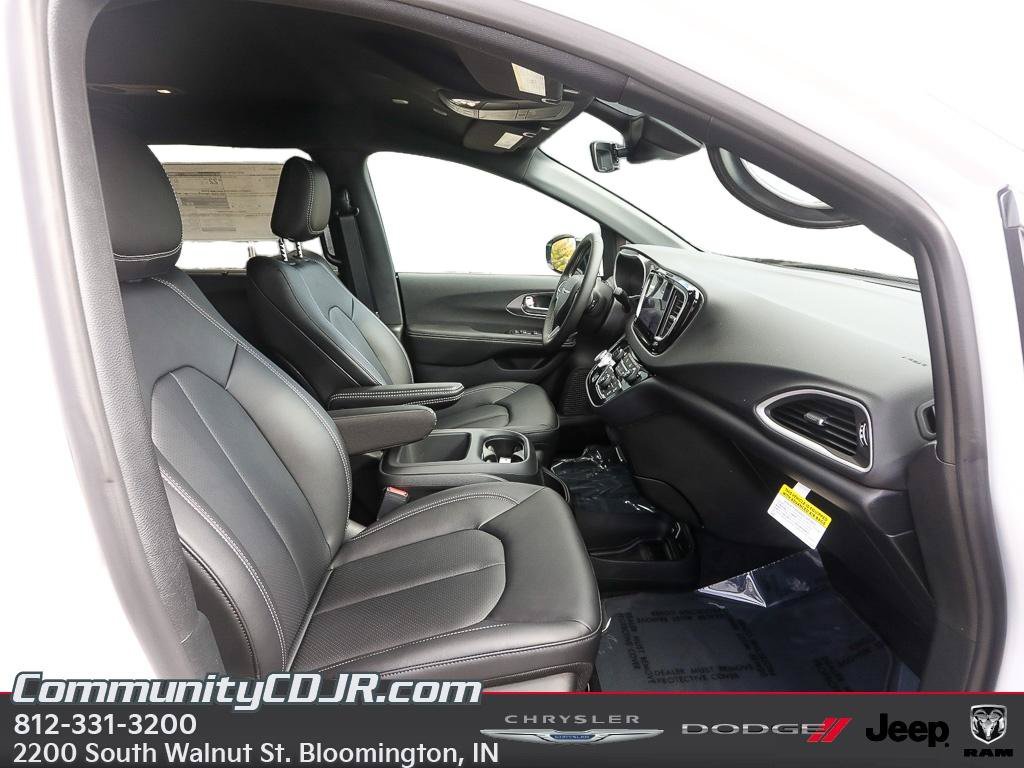 New 2026 Chrysler Voyager LX FWD image 17