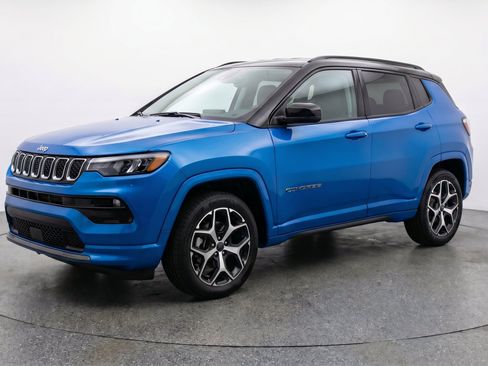 Used 2025 Jeep Compass Limited AWD/4WD image 3