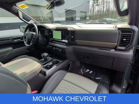 Used 2025 Chevrolet Silverado 1500 ZR2 w/ Technology Package image 31