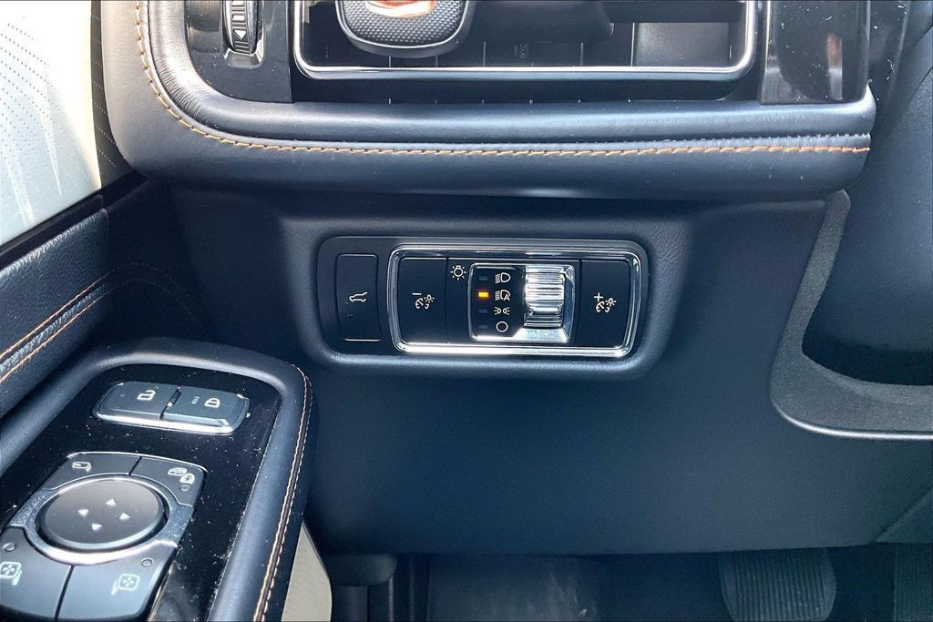 Used 2025 Lincoln Aviator Black Label AWD/4WD image 38
