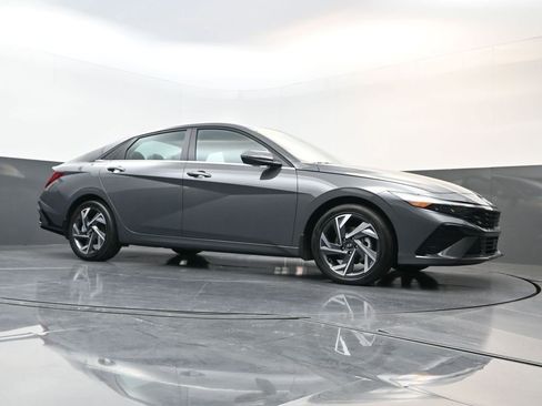 Certified 2025 Hyundai Elantra Limited image 21