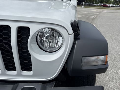 Used 2023 Jeep Gladiator Sport w/ Trailer Tow Package AWD/4WD image 6