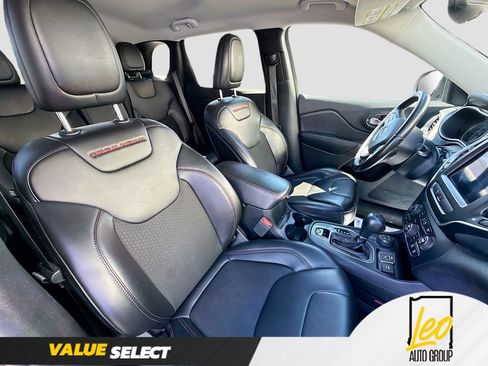 Used 2019 Jeep Cherokee Trailhawk w/ Cold Weather Group AWD/4WD image 26