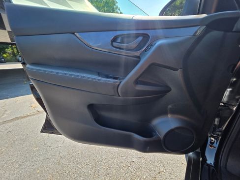 Used 2020 Nissan Rogue S FWD image 18