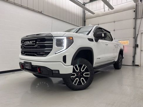 Used 2022 GMC Sierra 1500 AT4 w/ AT4 Preferred Package AWD/4WD image 3
