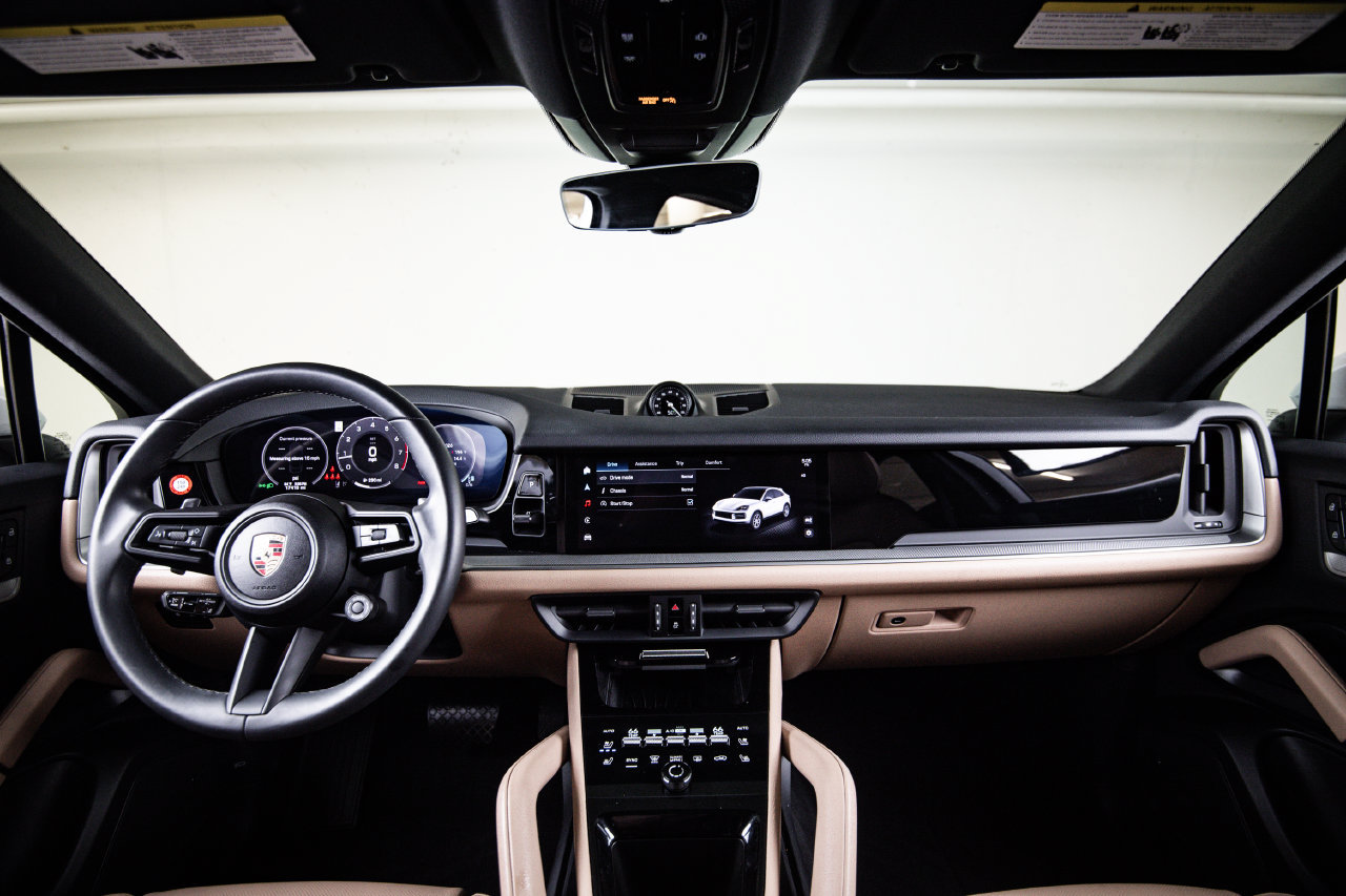 Certified 2025 Porsche Cayenne Coupe AWD/4WD image 25