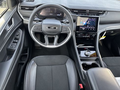 Used 2025 Jeep Grand Cherokee Altitude image 7