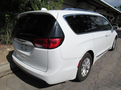 Used 2019 Chrysler Pacifica Touring-L FWD image 4