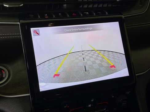 Used 2023 Jeep Grand Cherokee Limited w/ Black Appearance Package image 18