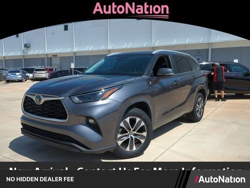 Used 2023 Toyota Highlander XLE FWD image 1