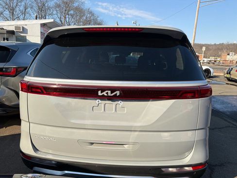 Used 2024 Kia Carnival EX image 8