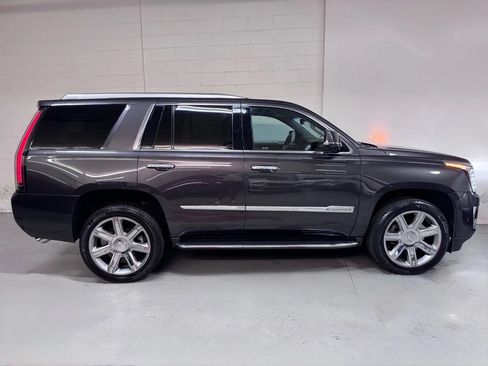 Used 2017 Cadillac Escalade Luxury RWD image 2
