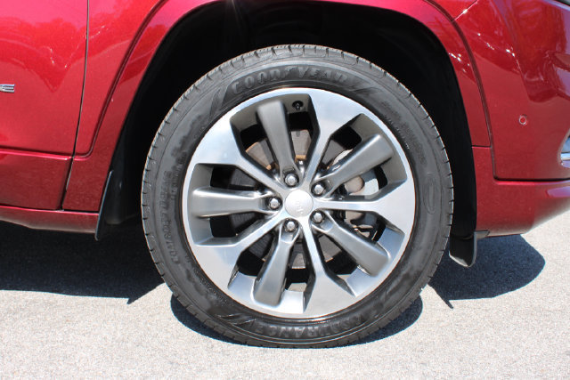 Used 2019 Jeep Cherokee Overland w/ Technology Group AWD/4WD image 39