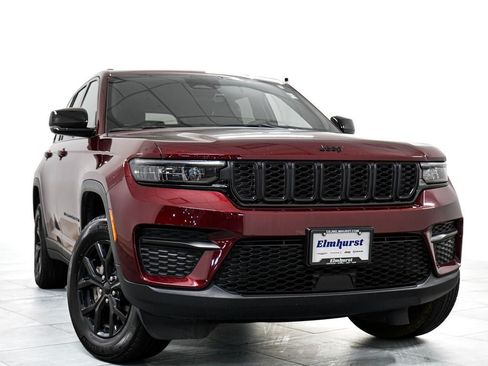 Used 2025 Jeep Grand Cherokee Altitude AWD/4WD image 3